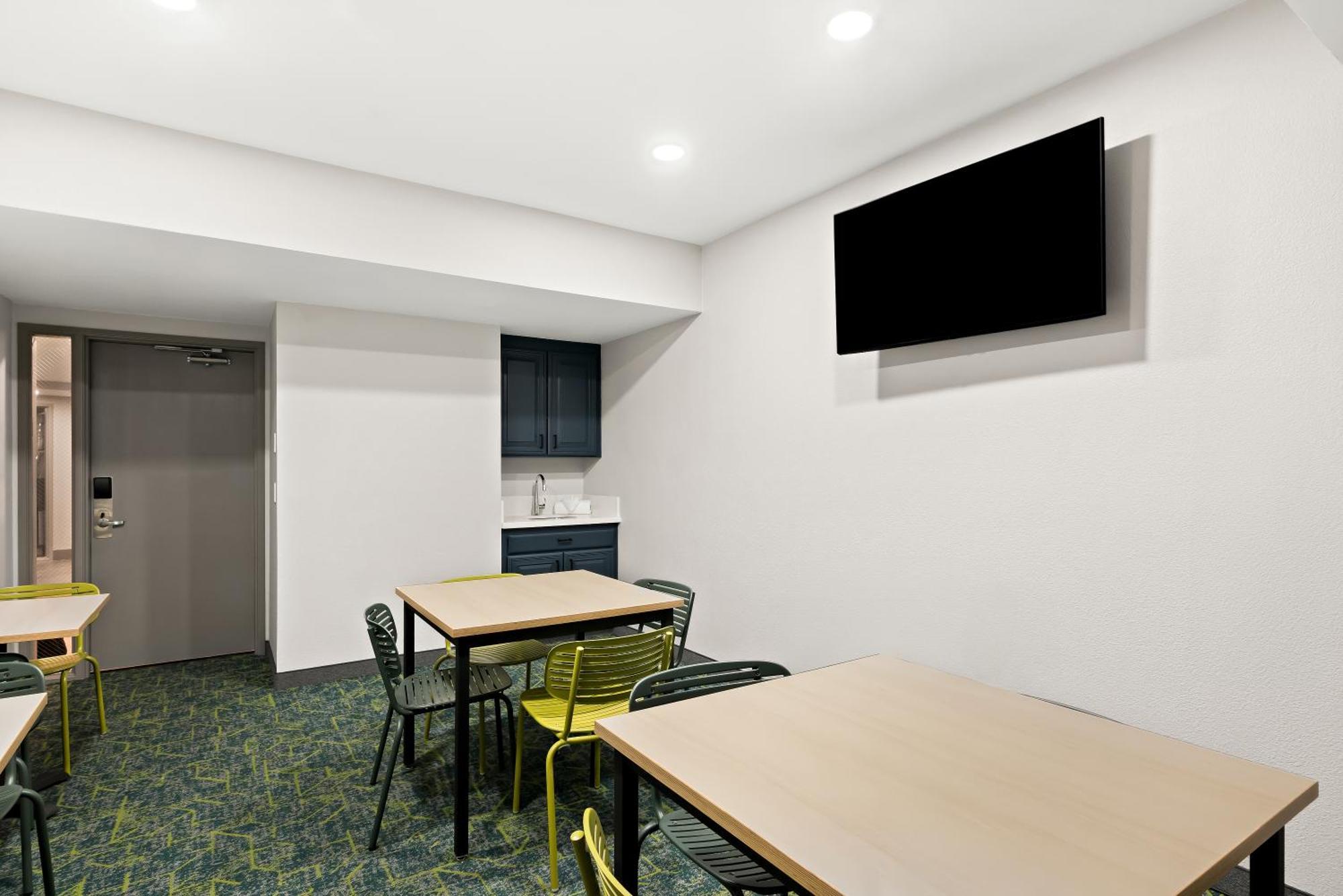 Spark By Hilton Williams Newly Opened 2025 Extérieur photo