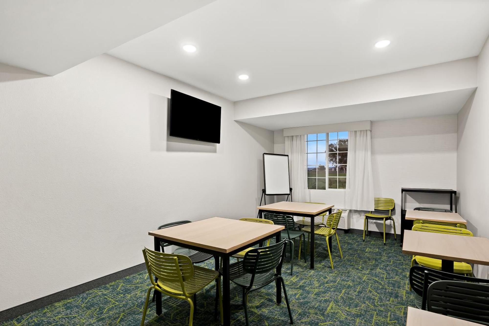Spark By Hilton Williams Newly Opened 2025 Extérieur photo