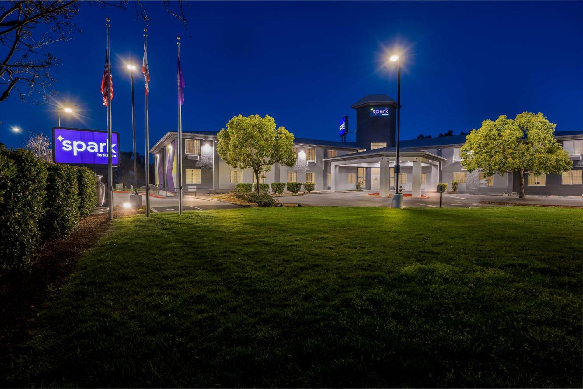 Spark By Hilton Williams Newly Opened 2025 Extérieur photo
